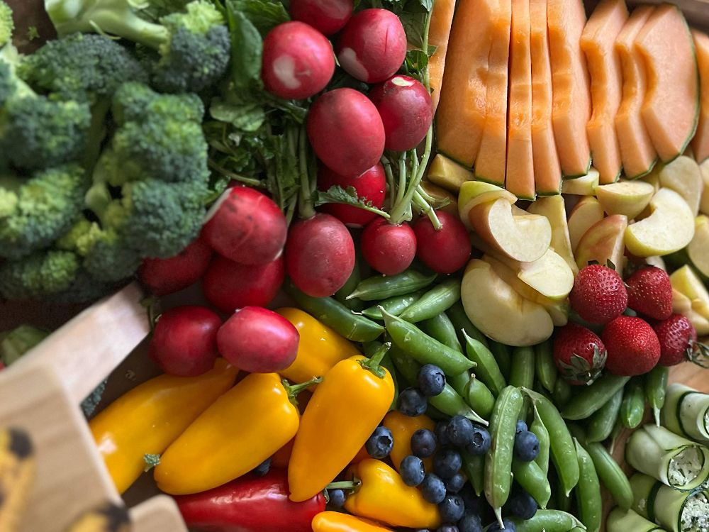 Por el contrario, los alimentos que ayudan a prevenir el cáncer son , legumbres, frutas, verduras, pescados, mariscos y lácteos fermentado como yogurt.